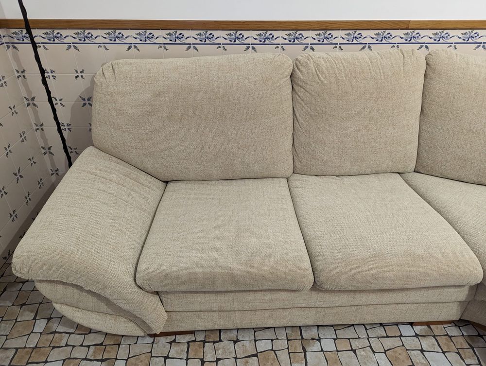 Sofa de canto com puff tecido creme