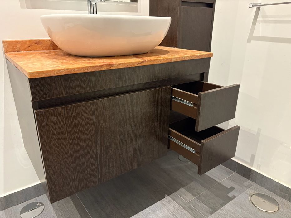 Conjunto de casa de banho com pedra e lavatório integrado