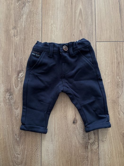 Białe body z muszką, granayowe spodnie, rozmiar 62