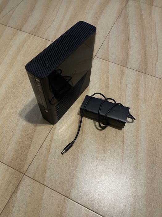 Konsola xbox 360 z zasilaczem i dyskiem