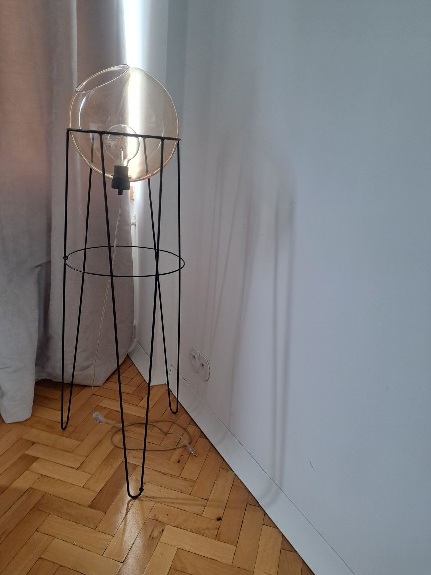 Lampa stojąca z kloszem