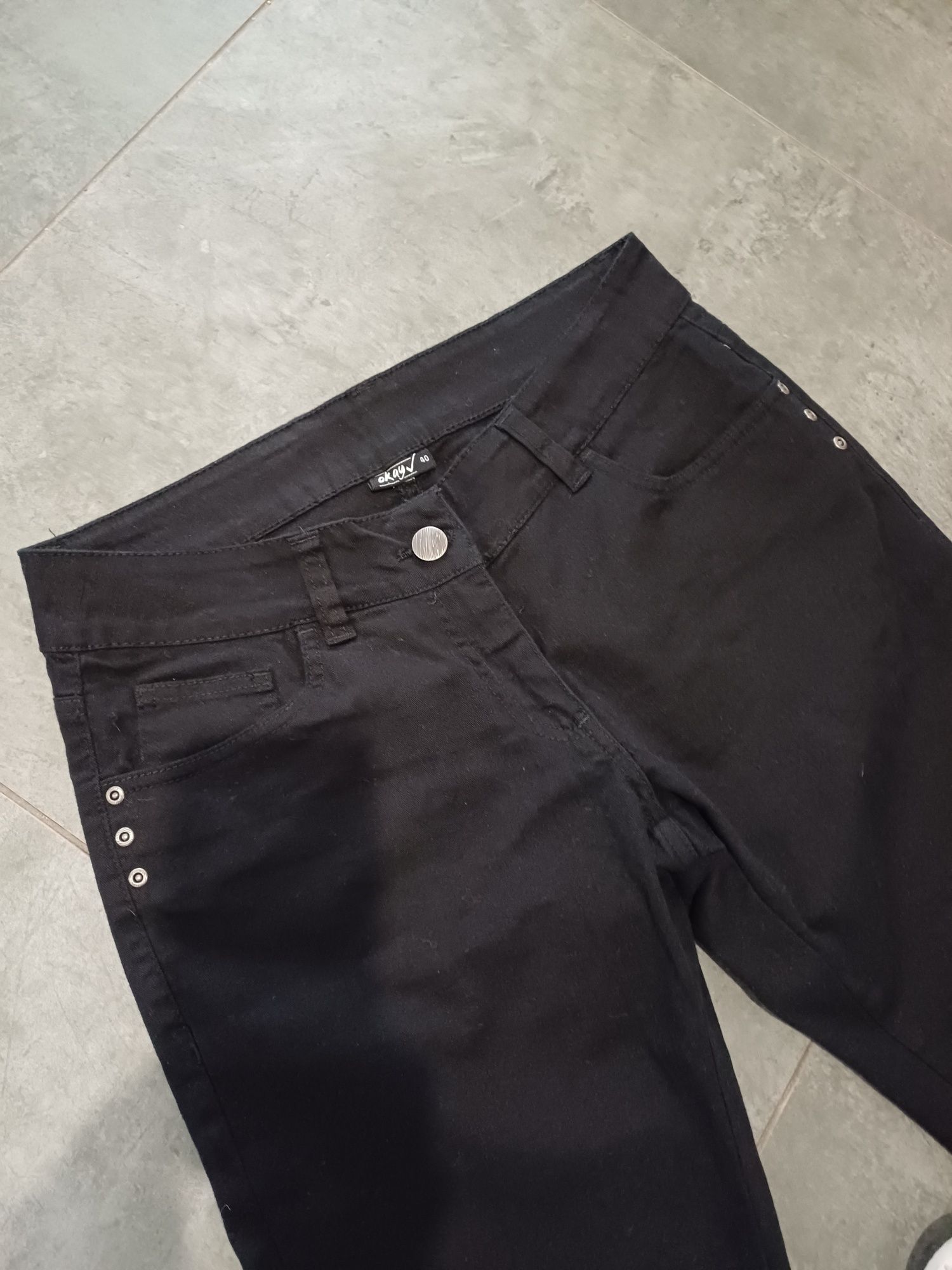 Czarne miękkie jeansy damskie Okay r. 40