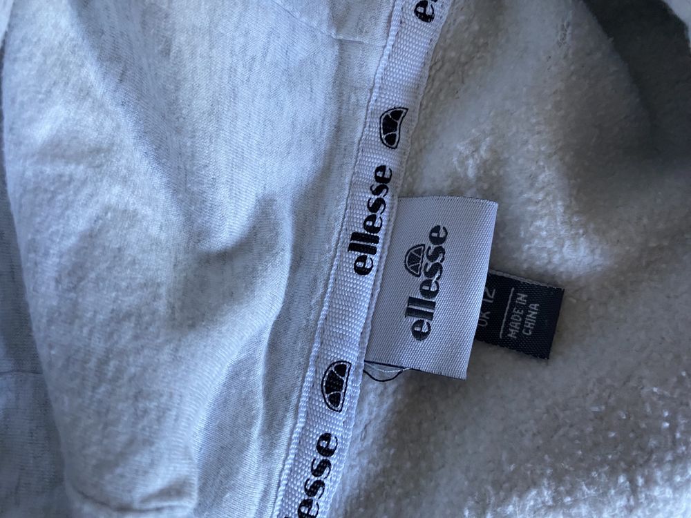Szara bluza z kapturem ellesse kangurek