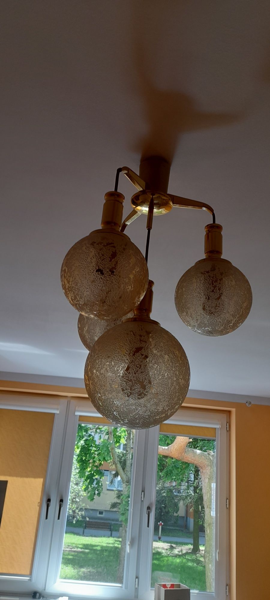 Sprzedam stojąca  lampę  w kolorze złotym. Do lampy  dodam żyrandol