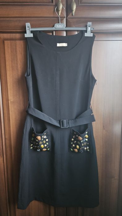 Mała czarna sukienka z kolorowymi kamieniami, TABOO, roz. 42