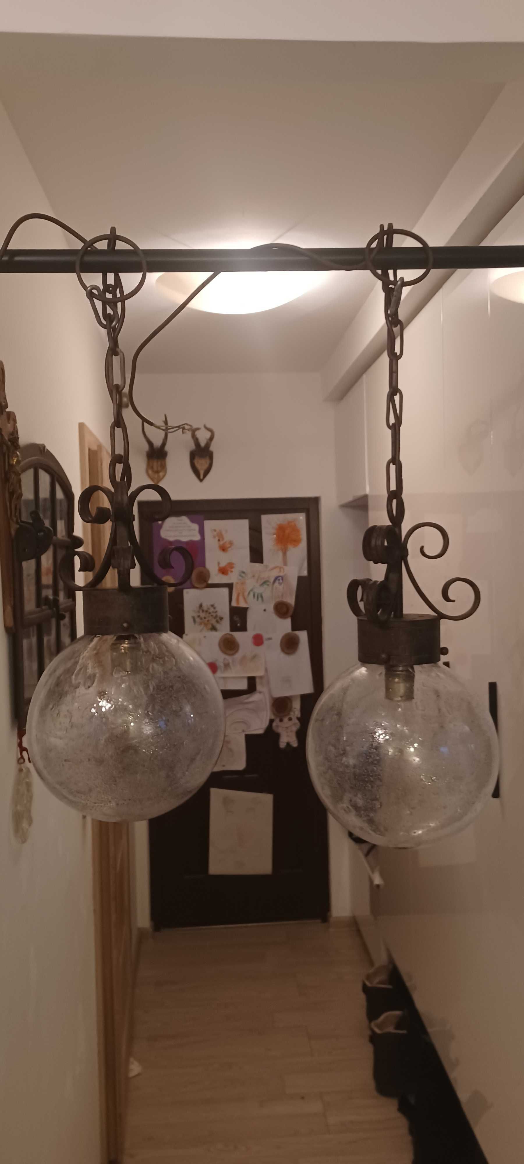 stare kute lampy wiszące, vintage, metalowe, okrągłe szklane klosze