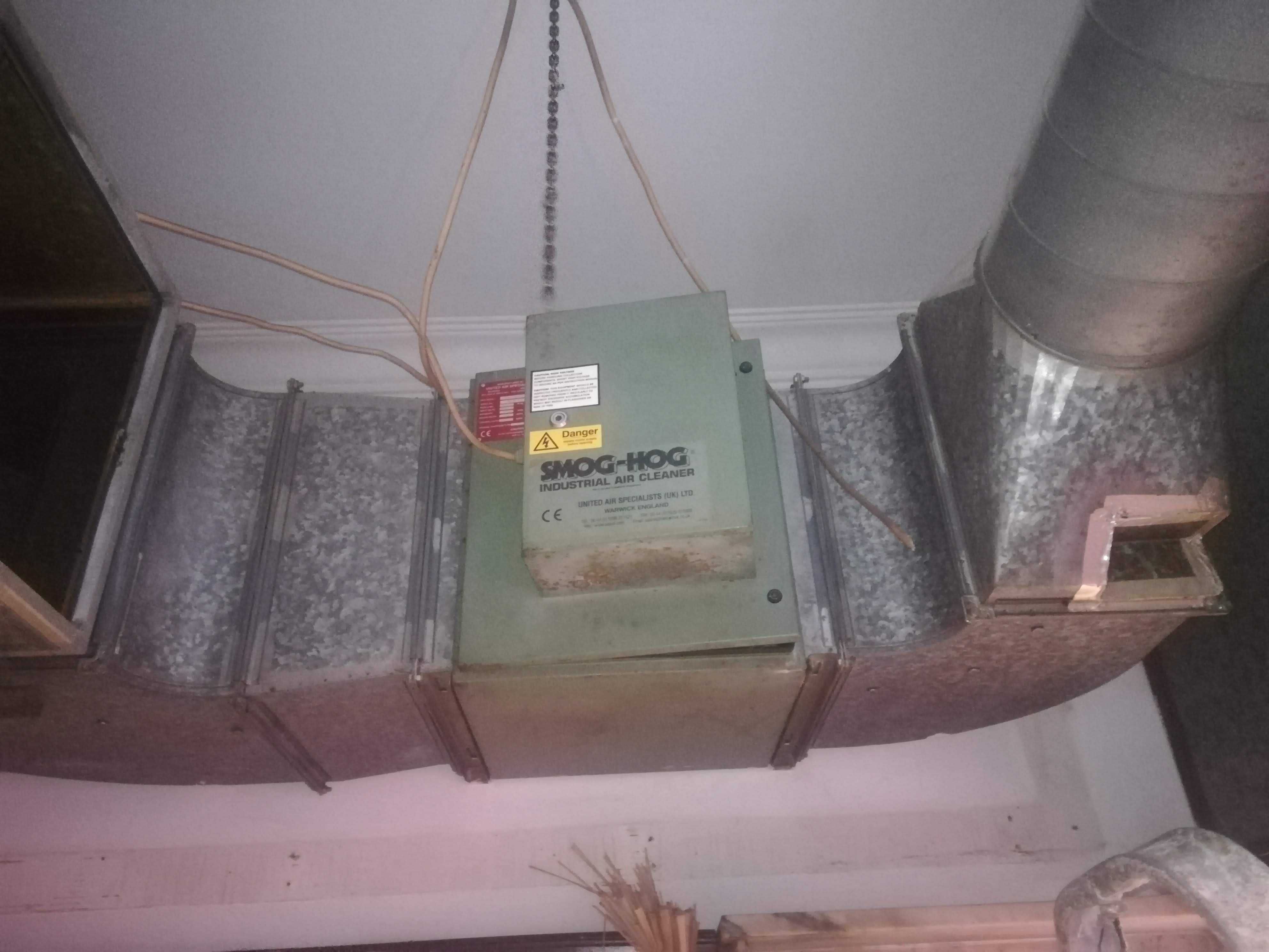 Chaminé de grelhador com eliminação electrostática de fumo e cheiros.