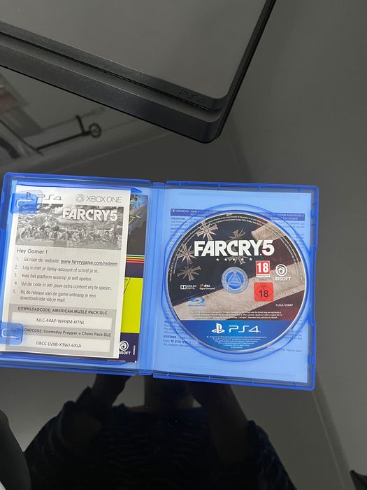 PlayStation 4 com 500GB+ Jogo “FARCRY5”+ 2 Comandos, Carregador+cabos