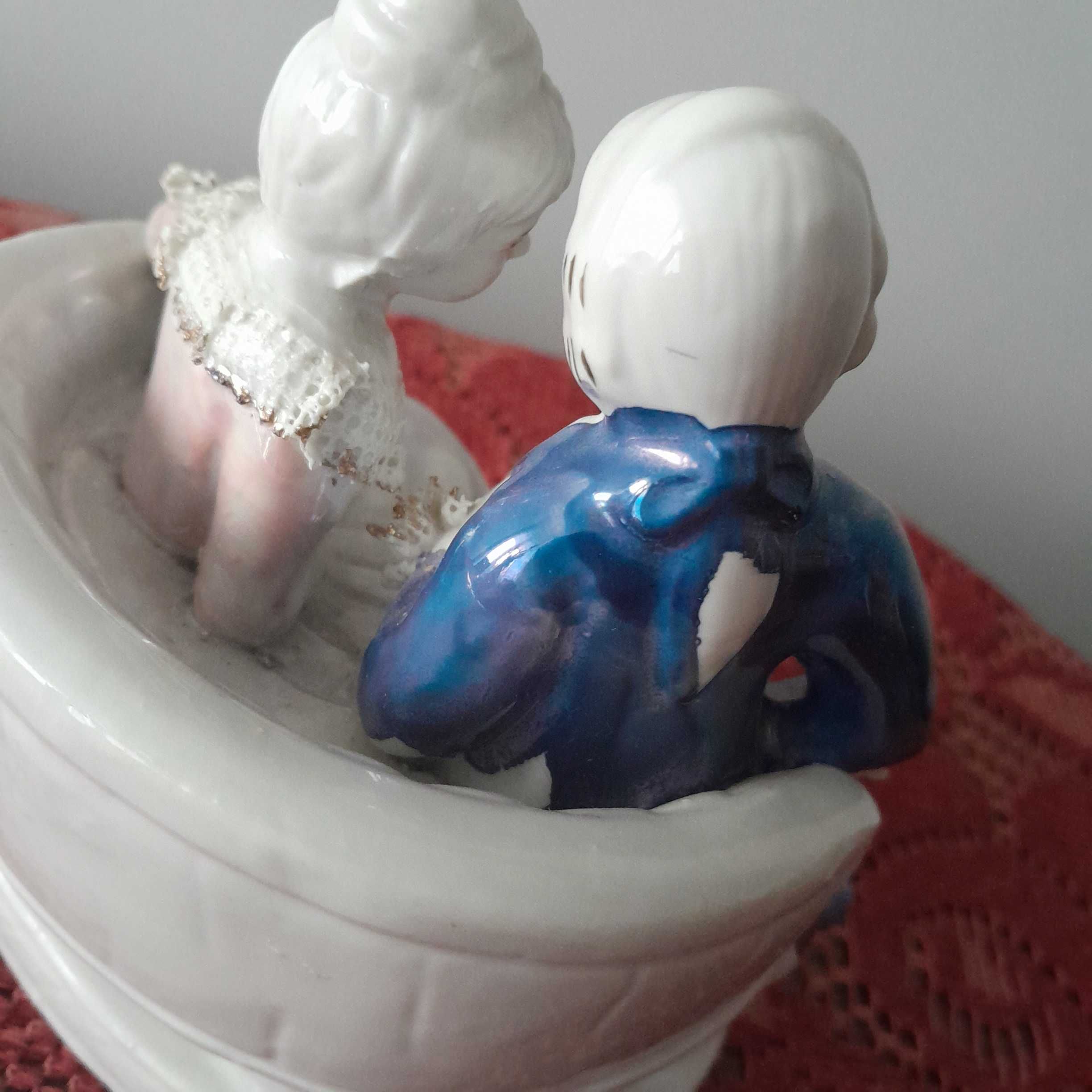 Figurka porcelanowa para na ławeczce