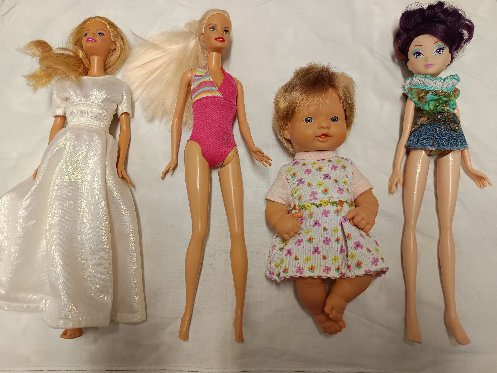 Barbies e outras bonecas