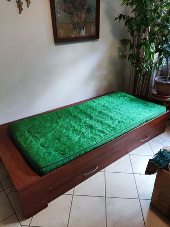 Łóżko jednoosobowe z materacem
