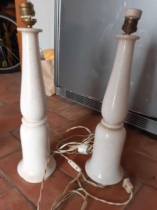 Candeeiros em mármore branco