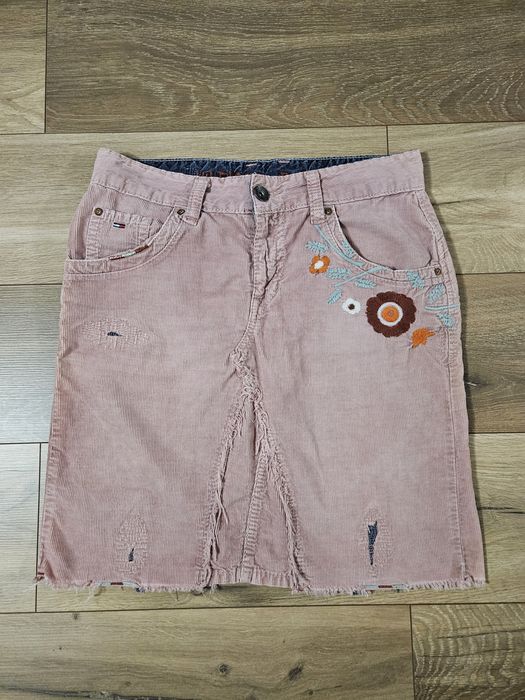 Spódniczka różowa sztruksowa S 36 Tommy Hilfiger naszywki