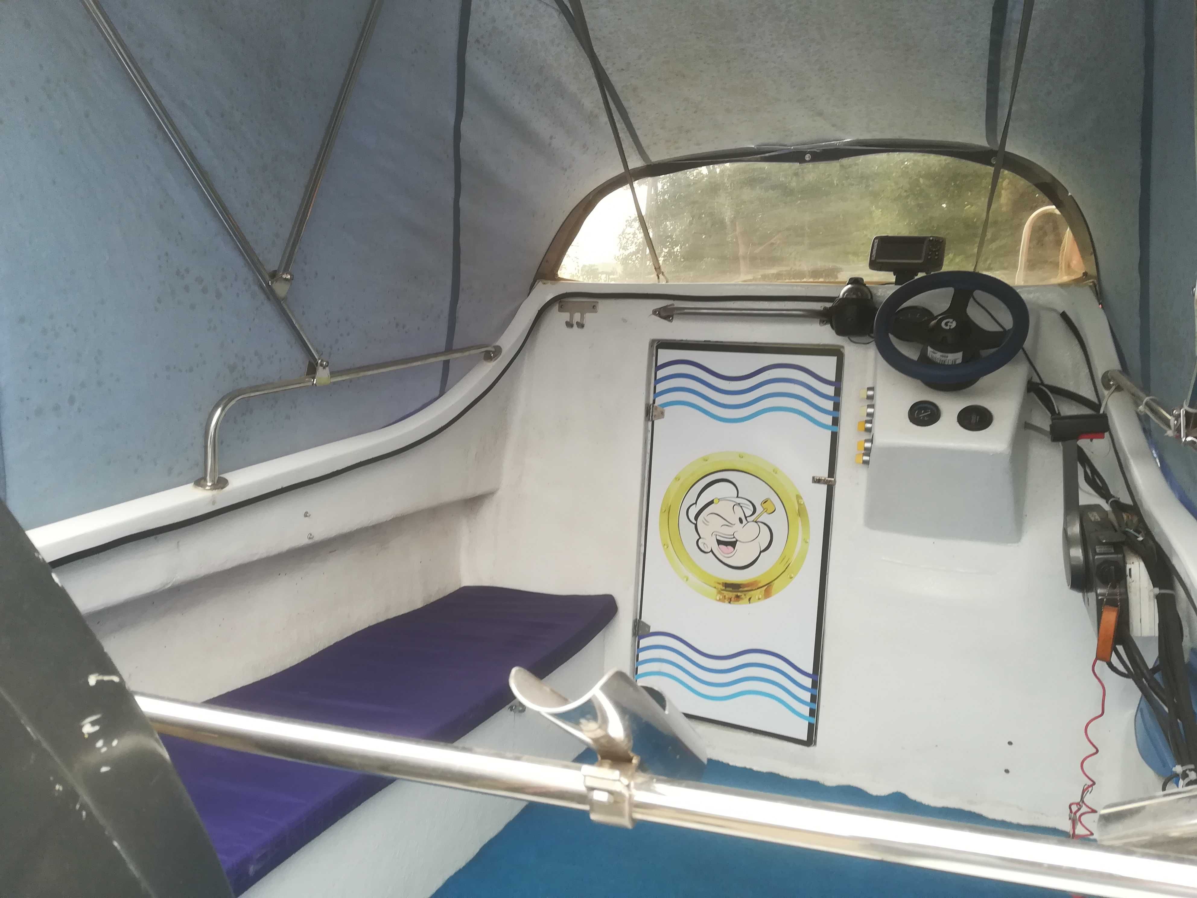 motorowa łódż kabinowa