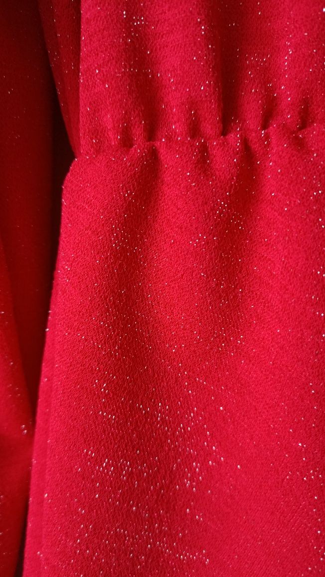 Czerwona sukienka błyszcząca wyszczuplająca