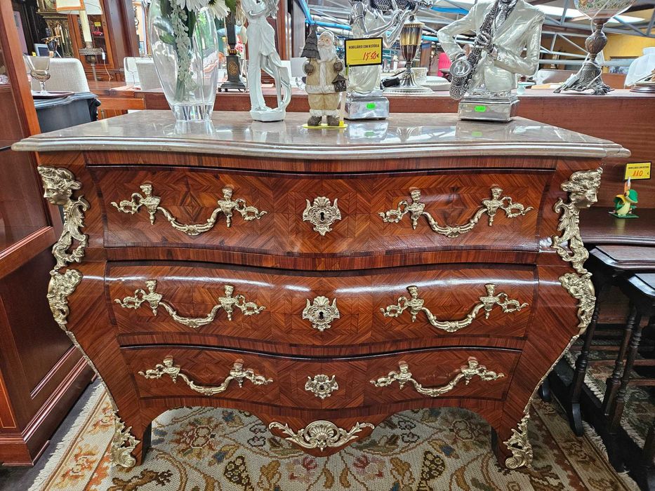 Imponente cómoda antiga estilo Luis XV - Restaurada