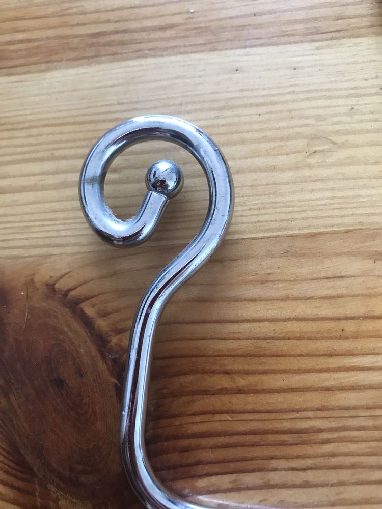 Metalowy uchwyt dekoracyjny na papier toaletowy