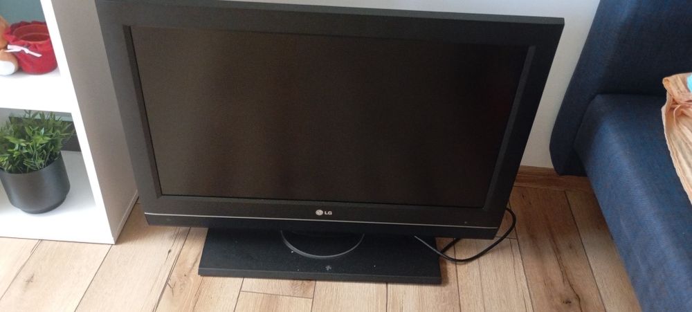 Telewizor LG widoczny na zdjęciach