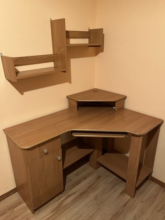 Biurko narożne z półkami