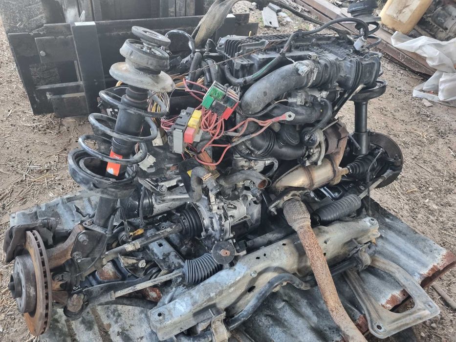 Motor Renault 1500 do ano 2004 revisionado antes de desmontar