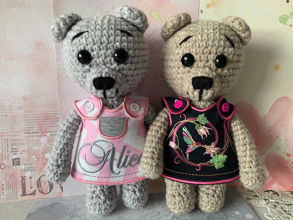 Мишка вязанный крючком в одежде.