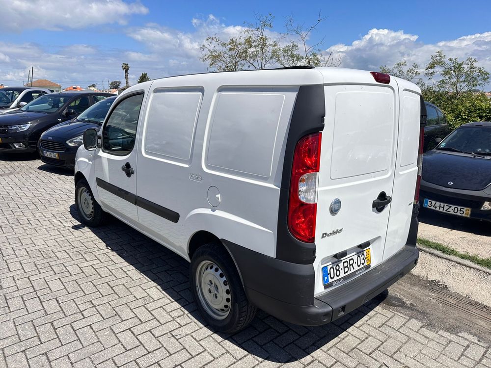 Fiat doblo fibrada com ac a trabalhar