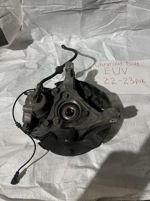 Bolt euv 22-23 рік цапфа права комплектна (кулак)