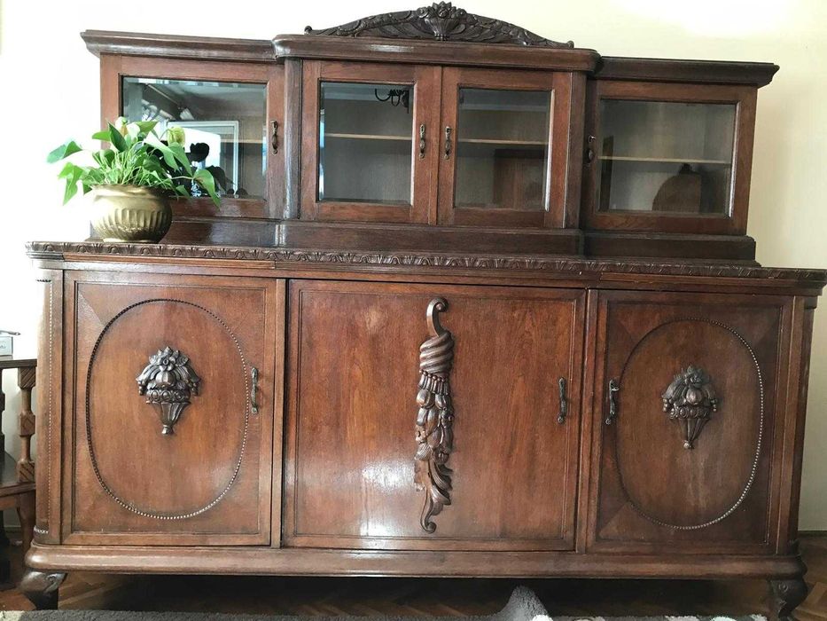 Stylowy kredens z gablotką