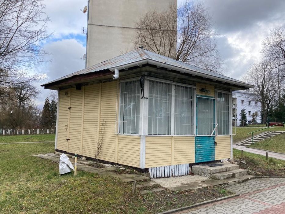 Kiosk drewniany (tymczasowy) z lat 90. Kielce