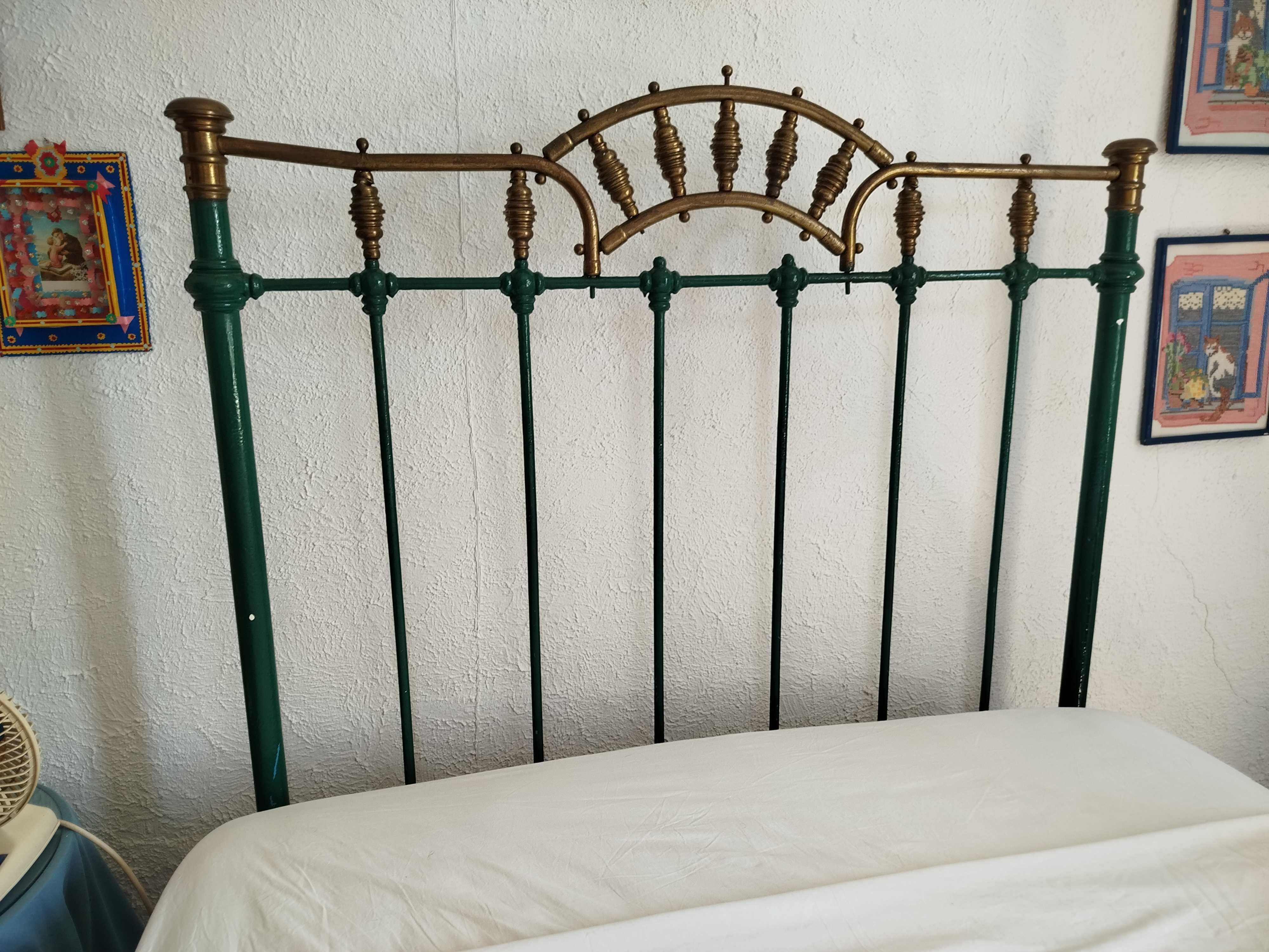 Cama antiga de ferro