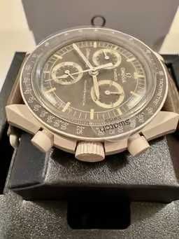 Omega x Swatch SO33T103: Pustynny Design z Bioceramiki