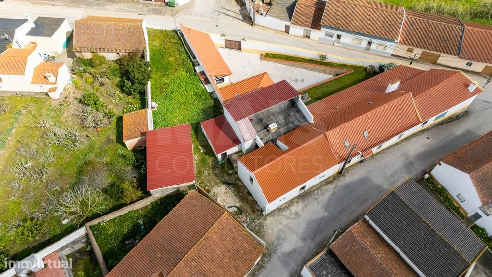 Moradia T4 com garagem e terreno em Abelheira