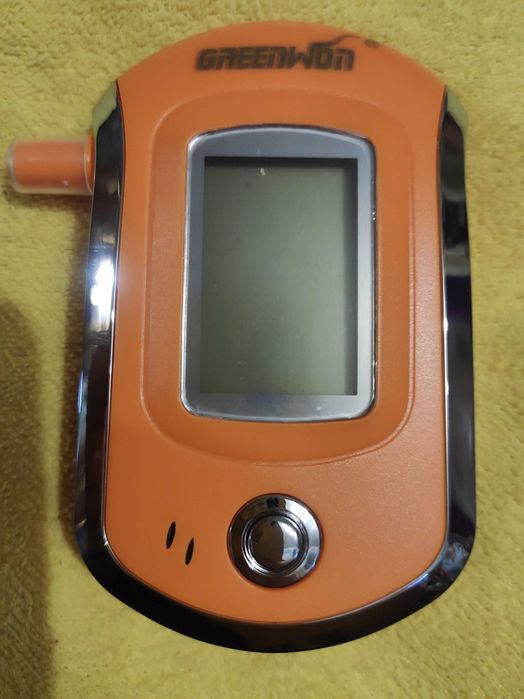 Професіональний тестер алкоголю у диханні.