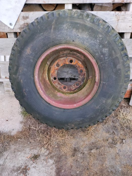 Koło do przyczepy rolniczej.