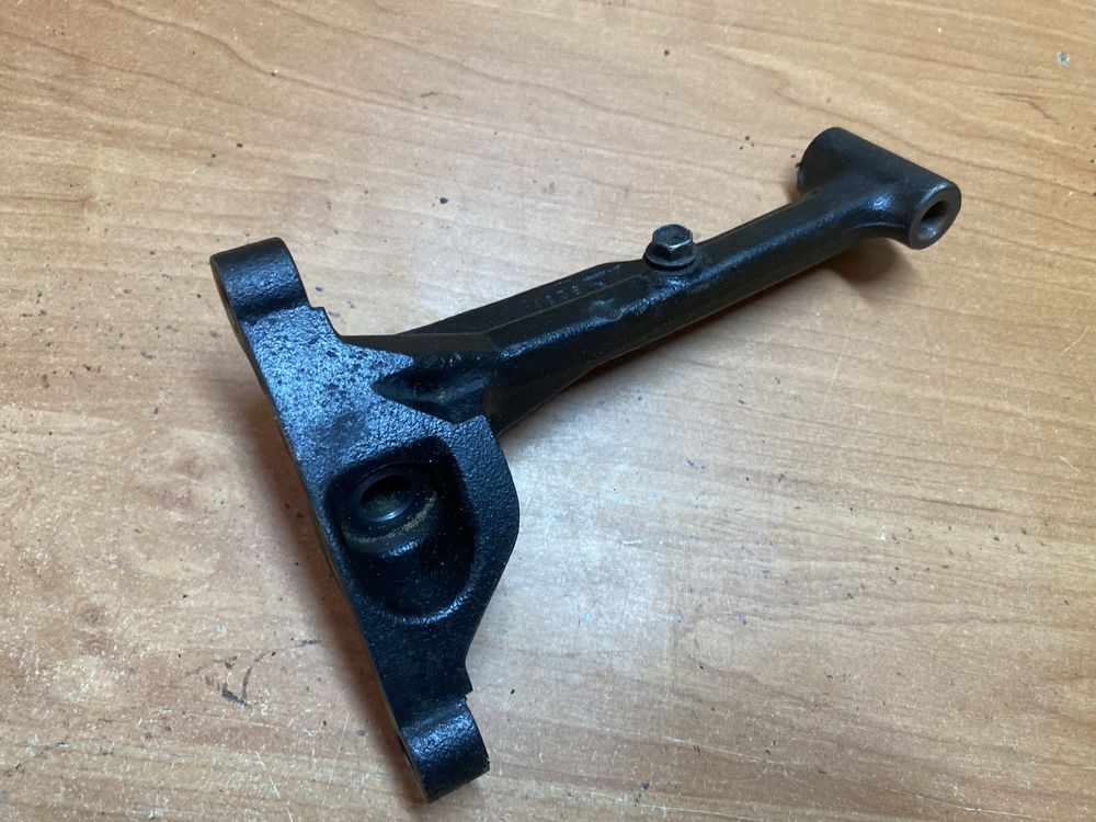 Кронштейн опора двигателя toyota 2.2 d4d 33118-05010