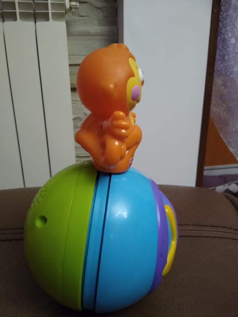 Małpka na kuli interaktywna Fisher Price śmieje się, buja na kuli,