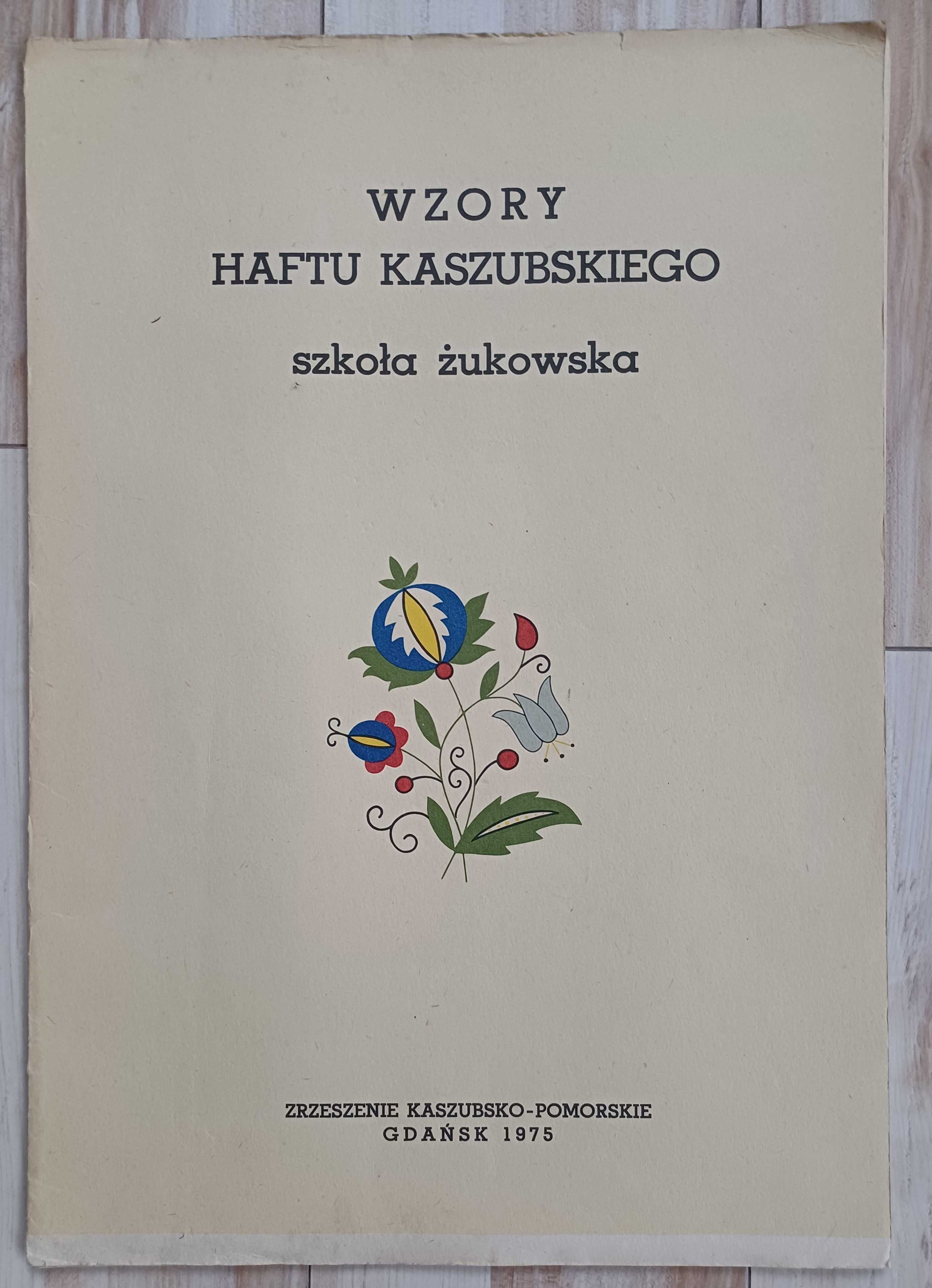 Sześć unikatowych zeszytów z wzorami haftów kaszubskich.