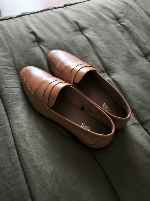 Sapatos Zara, pele genuína. Impecáveis. Mal foram usados.