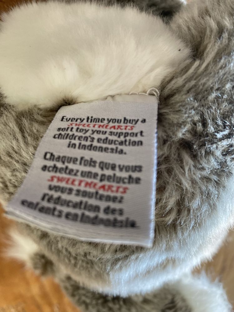 Coala de peluche com bebé em tricot
