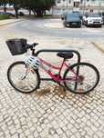 Vendo bicicleta com capacete e cesto