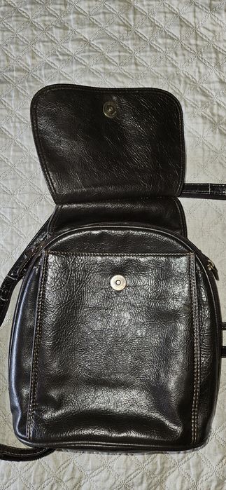 Bolsa tipo mochila de couro castanho