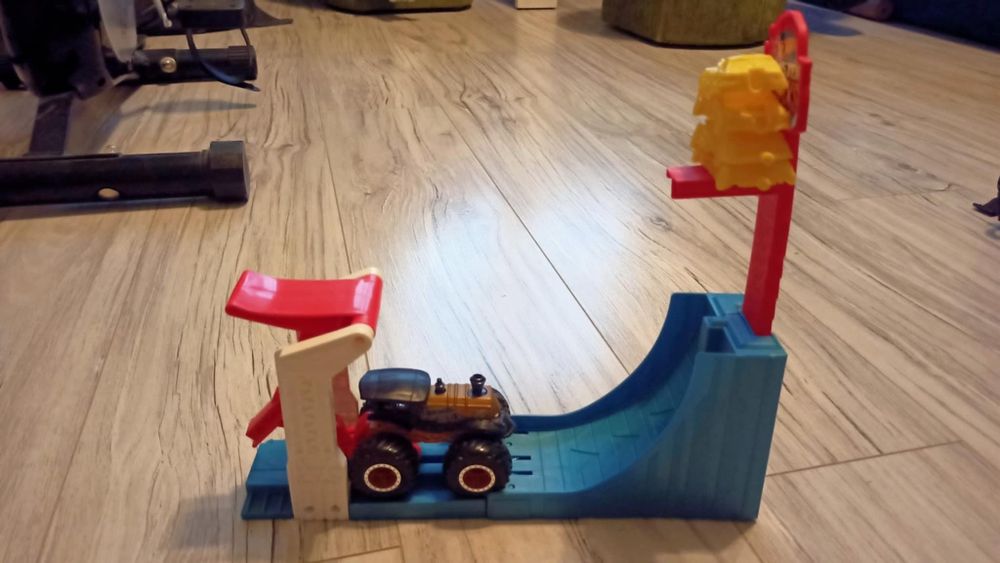 Tor hot wheels zabawka