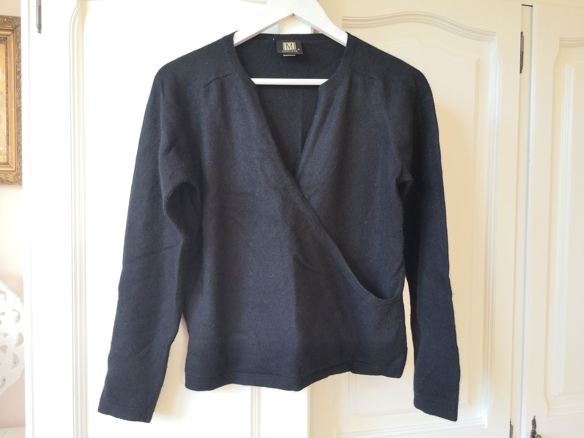 Czarny sweter kopertowy: Madeleine® rozm.M