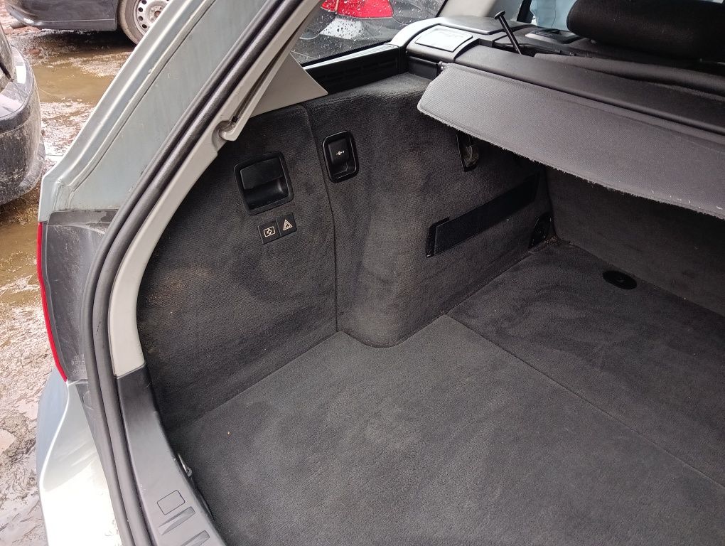 BMW E91 czarne wykończenie bagażnika podłoga boczek dywan plastik baga