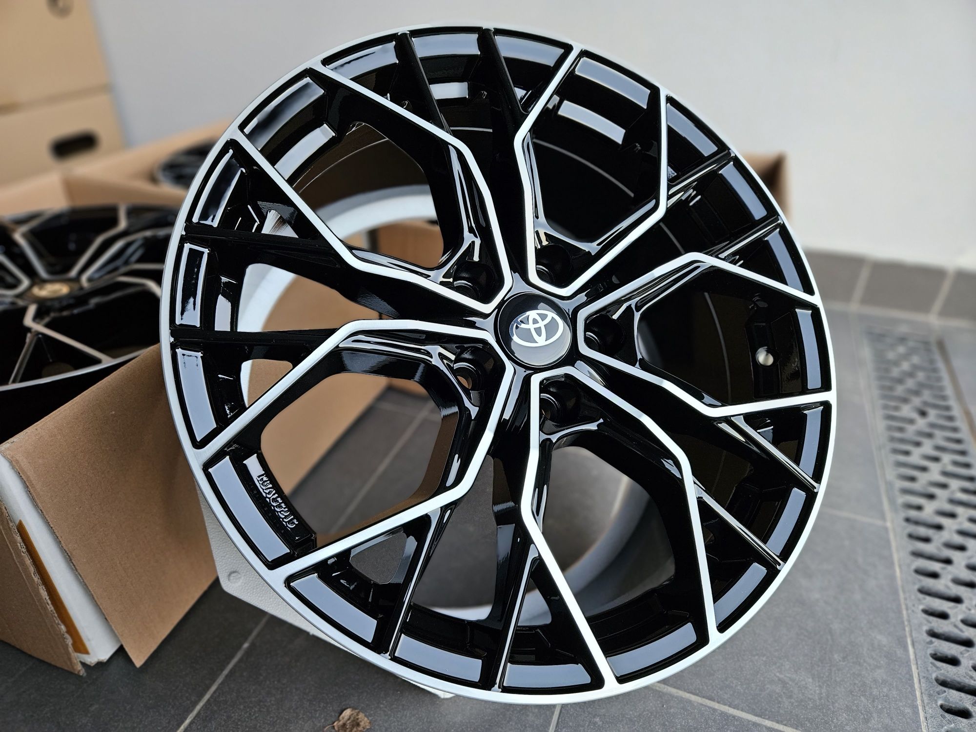 TOYOTA 18 " Nowe 5x114,3 Camry Corolla Avensis Auris RAV4 Felgi Czarne