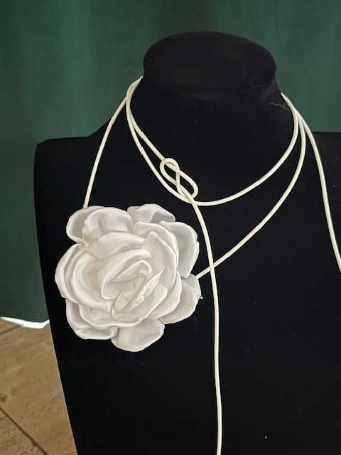 Choker kwiat wiązany na szyję na ręke