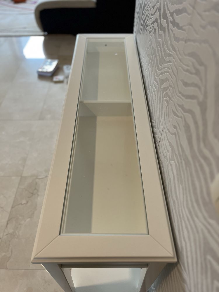 Movel branco madeira e video para a sala
