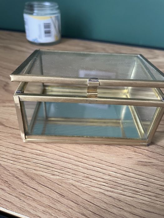 Złota szkatułka na obrączki, biżuterię