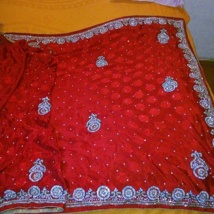 Сарі індійське червоного кольору