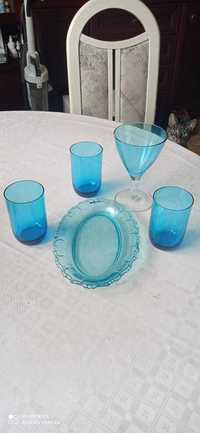zestaw szklanek, miska w kolorze niebieskim